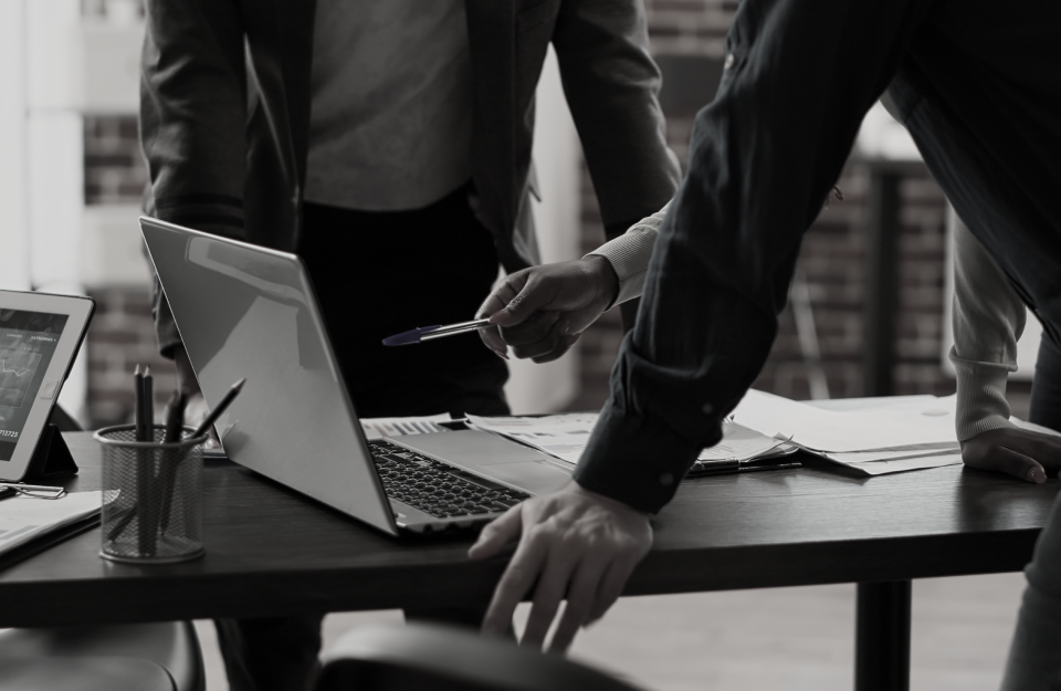 Else's team members having a meeting, placing a laptop on the desk.